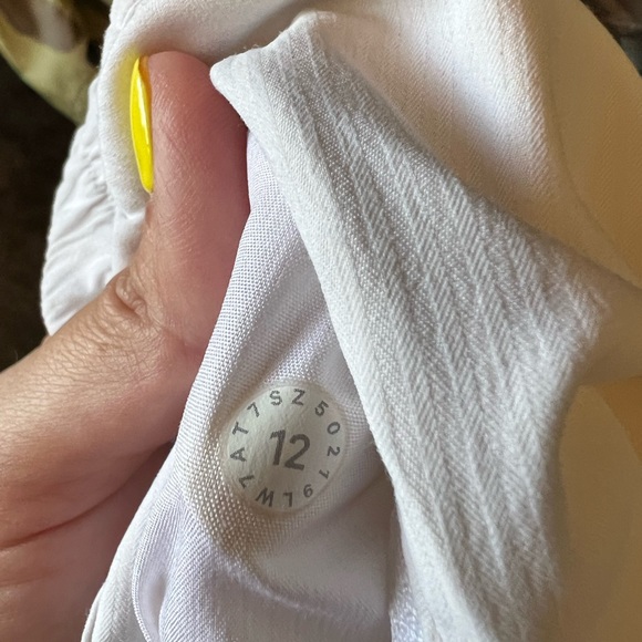 Lululemon shorts 10/12 White- with lining - Picture 5 of 6